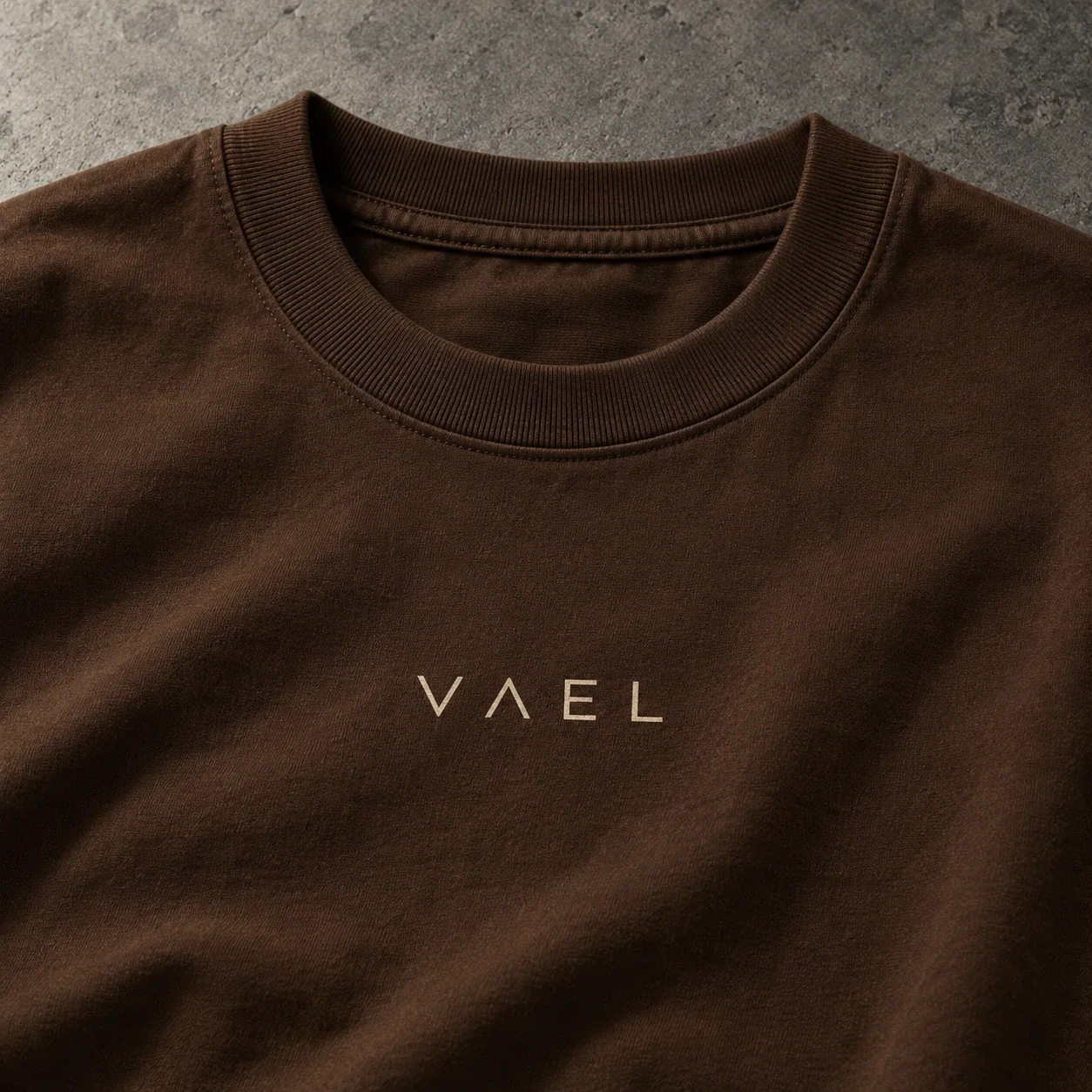 Cuello acanalado y wordmark VAEL en una camiseta de algodón café